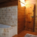 Salle de bain bois et travertin
