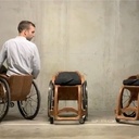 Il construit des fauteuils roulants en bois !