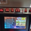 Le design du bandeau est inspiré du tableau de bord de la DeLorean de "Retour vers le futur" (Plaque d'aluminium brossé et indications en DYMO) avec la date d'anniversaire comme objectif temporel ...