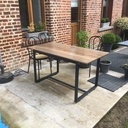 Table pour la terrasse et un petit banc gigogne pour aller avec