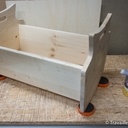 Un lit de poupée en bois