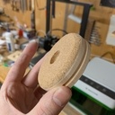 Les pieds ont été tournés dans des chutes et renforcés avec du liège