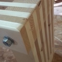 Petit banc assemblé par tiges filetées