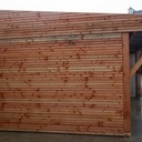 Carport avec façade bardée