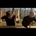 Ils tapent sur des bambous... euh plutôt des madriers ...