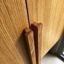 Des placards aux poignées longues