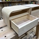 Une paire de chevets modernes en frêne