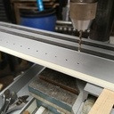 Perçage du rail sur fraiseuse pour garantir la précision du pas de 32