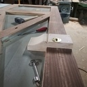 Porte d'église au style assez simple