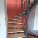 Escalier à demi-tournant avec cloison centrale ajourée