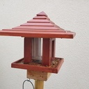 Mangeoire à oiseau de style asiatique avec charpente traditionnelle