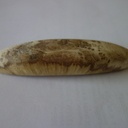 Un petit canoë en broussin de robinier