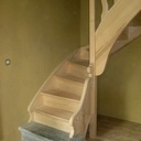 Escalier pour la rénovation d'une vieille ferme en pierre du pays