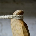 Cadre de scie à bûches sorti d'une bûche, sans machine