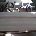 Le dessous. Le renfort longitudinal n'est pas vraiment nécessaire mais il me restait du bois, alors...