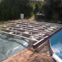 Terrasse de piscine en bois composite