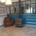 Une longue étagère zigzag sur trois murs