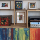 Meuble bibliothèque aux portes artificiellement vieillies en bord de mer!