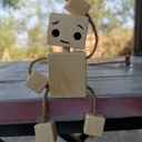 Petits robots en bois et ficelles