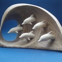 Dauphins sortant de la vague