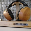 Ecouteurs avec leur support doté d'un HUB USB et d'un potard de volume