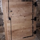 Porte cloutée à lames croisées