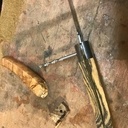 Restauration du couteau de son fils.