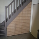 Après l'agence de voyage, une cuisine atypique avec une partie sous un escalier