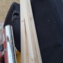 Une porte coulissante en sapin finition rubio