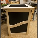 Une petite armoire en bois et plastique