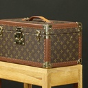 Un  support pour Vanity case Vuitton