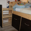 Un lit d'enfant surélevé