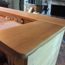 Bar en chêne brun, à bords bruts (live edge dans la langue de feu Babeth Second)