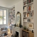 Une double bibliothèque suspendue