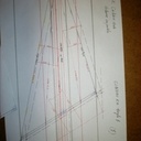 Le calibre du dessus retourné sur le calibre du dessous est en trait interrompu. Les trois angles de corroyage en rouge.La vue en bout une fois la pente faite en rouge en bas