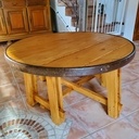 Table basse reutilisant une vieille roue de chariot et planches de coffrage