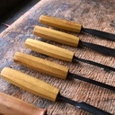 Le bois jaune de manche des gouges n’a pas été teinté, c’est sa couleur naturelle. C’est du robinier.