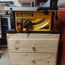 Meuble pour scie sur table.