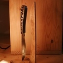 Couteau n°6, l'intrus, et son ombre en bois