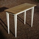 Console aux pieds gainés.