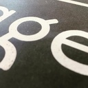 Enseigne en placage coloré sur MDF teinté