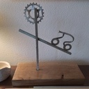 Cycliste dans l'effort , alliant métal et bois.  juin 2023