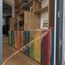 Meuble bibliothèque aux portes artificiellement vieillies en bord de mer!