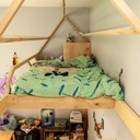 Lit mezzanine-cabane évolutif avec escalier-rangement à pas japonais