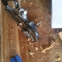 Assemblage en croix à mi-bois et moulures aux outils à main