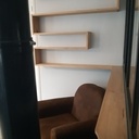 Une longue étagère zigzag sur trois murs