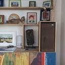 Meuble bibliothèque aux portes artificiellement vieillies en bord de mer!