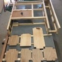 Petit meuble sous un lave-main dans les toilettes