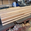 Mange debout et tabourets