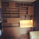 Bibliothèque avec bureau intégré